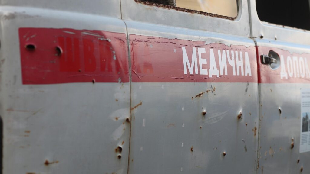 Im Ukraine-Krieg zerschossener Kleinbus (Archiv)