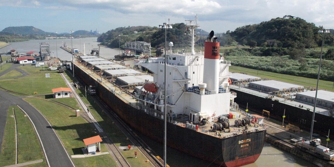 Frachtschiff im Panama-Kanal (Archiv)