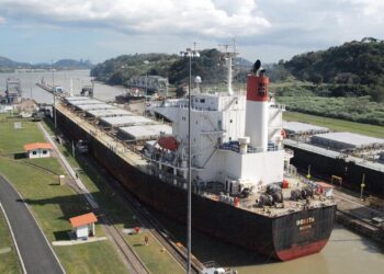 Frachtschiff im Panama-Kanal (Archiv)