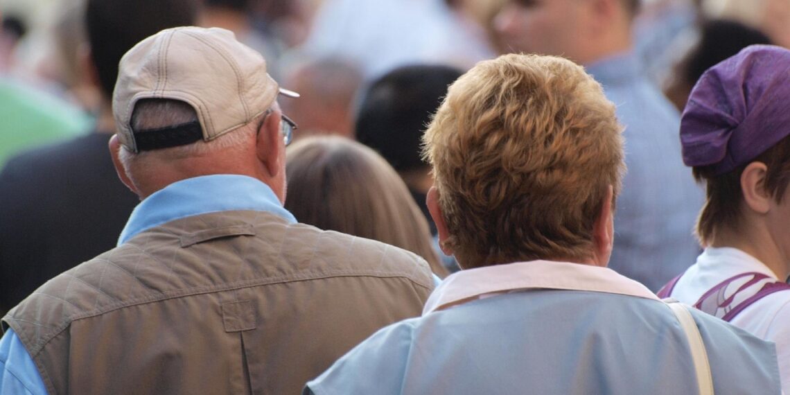 Senioren in einer Fußgängerzone (Archiv)