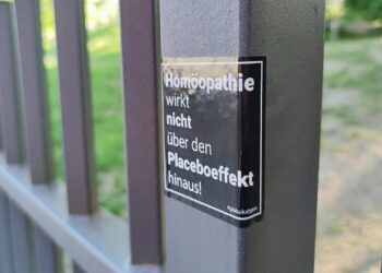 Aufkleber-Kampagne gegen Homöopathie (Archiv)