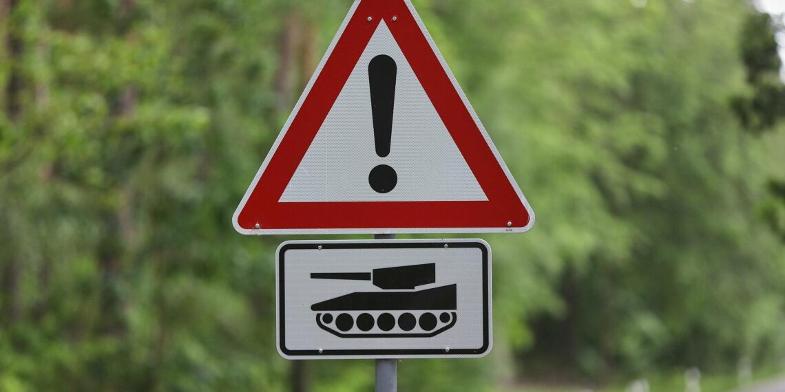 Bericht: Verteidigungsministerium will neue Puma-Schützenpanzer 1 Warnung vor Panzern (Archiv)