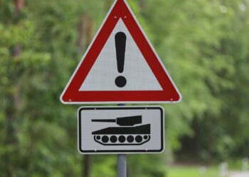 Bericht: Verteidigungsministerium will neue Puma-Schützenpanzer 3 Warnung vor Panzern (Archiv)