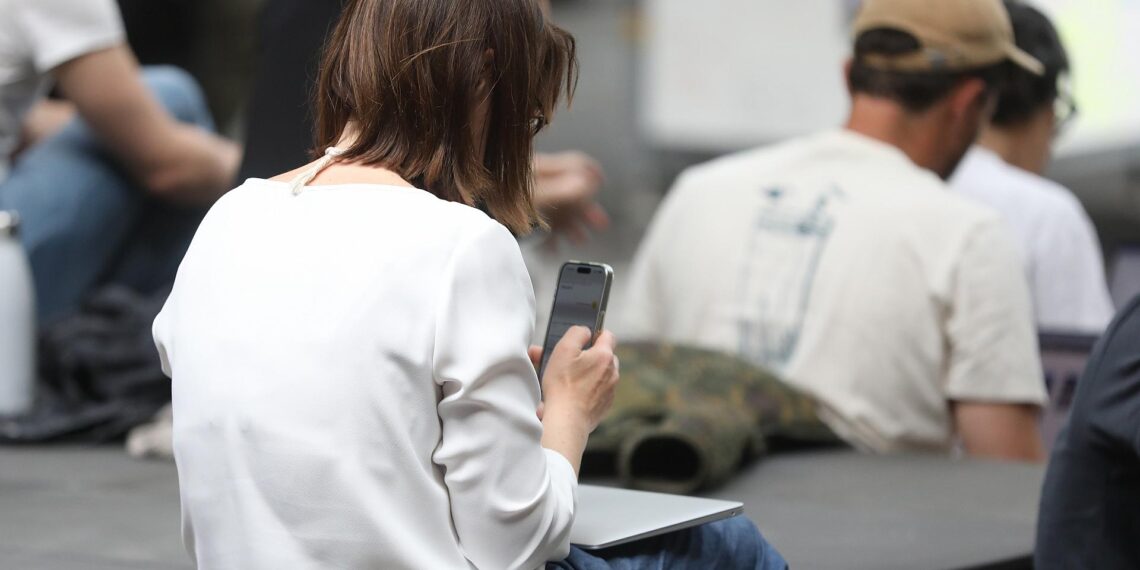 Frau mit Smartphone (Archiv)