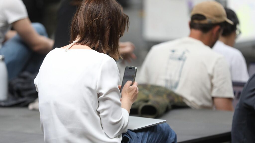 Frau mit Smartphone (Archiv)