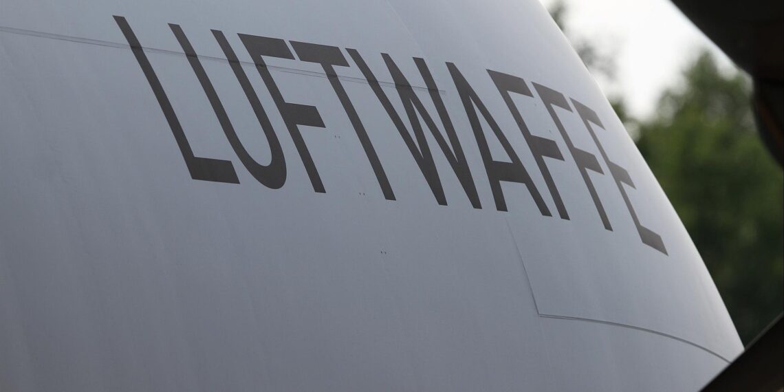 Luftwaffe-Soldaten kehren aus Polen zurück 1 Schriftzug Luftwaffe (Archiv)