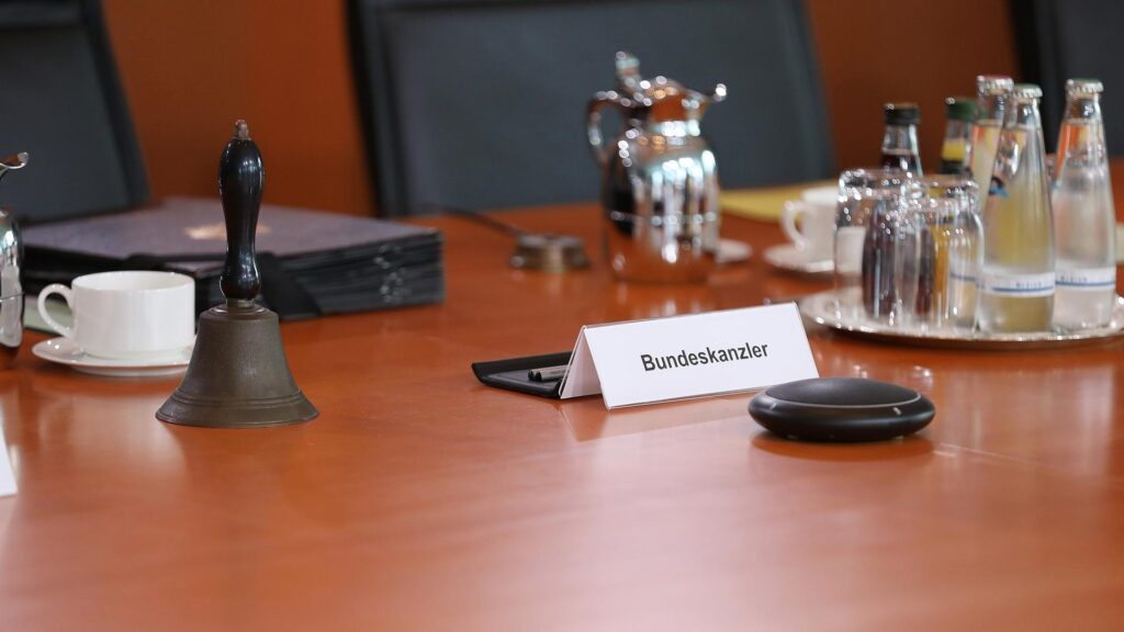 Kanzlermappe auf dem Kabinettstisch (Archiv)