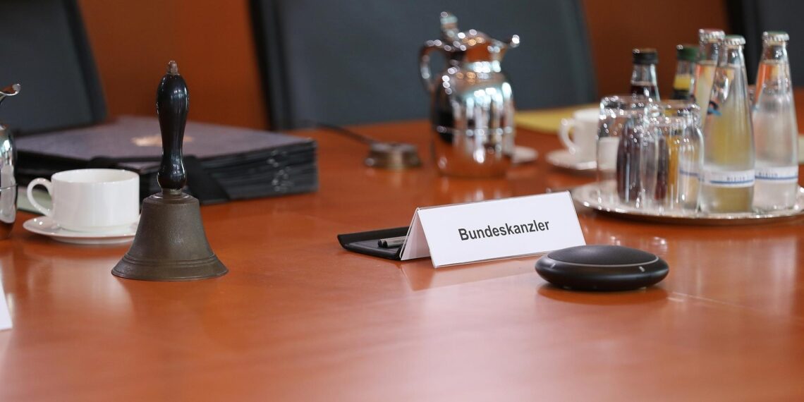 Wirtschafts- und Innenministerium blockieren Bürgergeld-Beschluss 1 Kanzlermappe auf dem Kabinettstisch (Archiv)