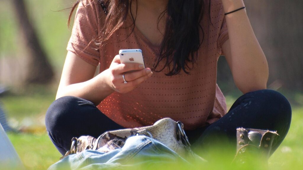 Smartphone-Nutzerin (Archiv)