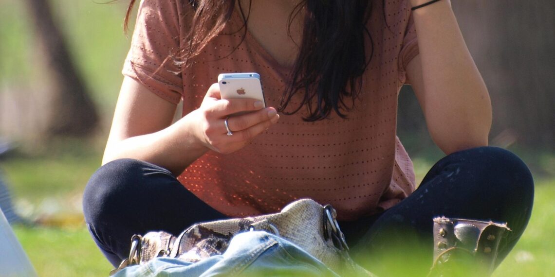 Betrügerisches App-Netzwerk bringt Geschädigte um Millionen 1 Smartphone-Nutzerin (Archiv)