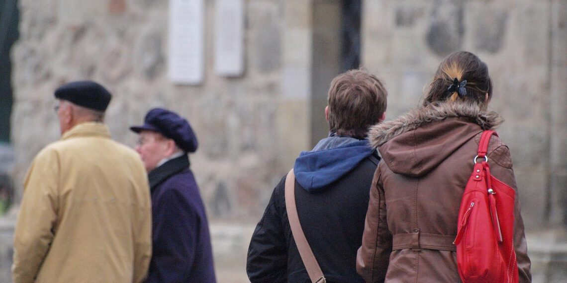 Rürup dämpft Erwartungen an Ergebnisse der Rentenreform 1 Senioren und Jugendliche (Archiv)