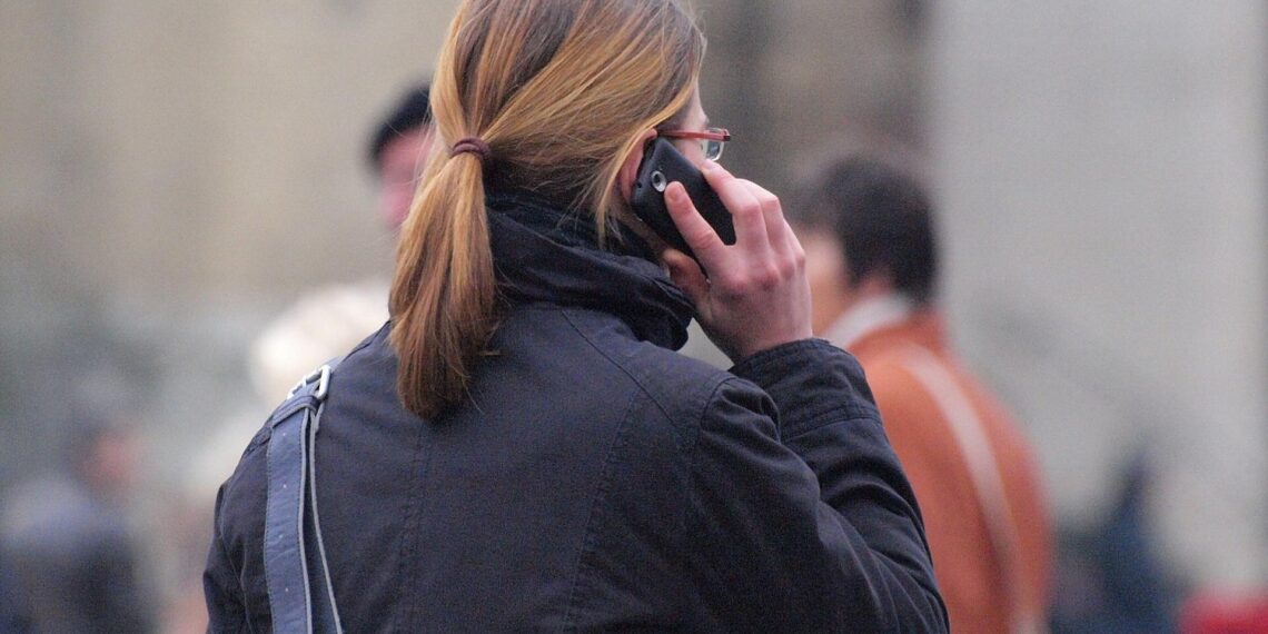 Frau mit Telefon (Archiv)