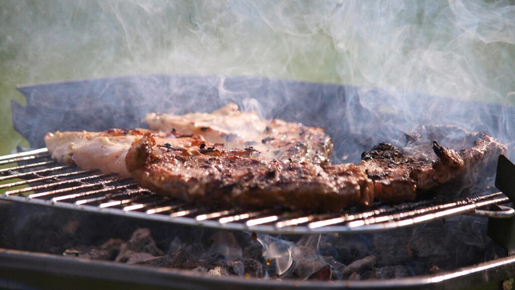 Steak auf einem Grill (Archiv)