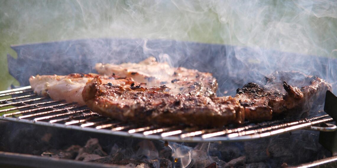 Landwirtschaftsminister will auf Fleisch nicht verzichten 1 Steak auf einem Grill (Archiv)