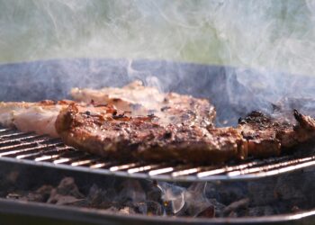 Steak auf einem Grill (Archiv)