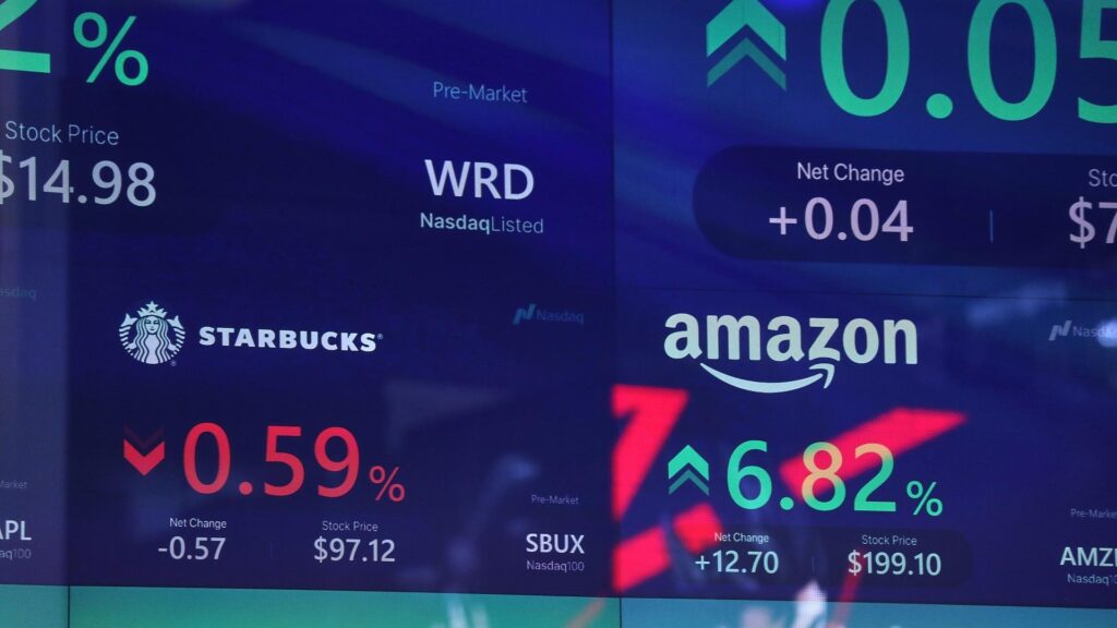 Börsenkurse von Starbucks und Amazon an der Nasdaq (Archiv)