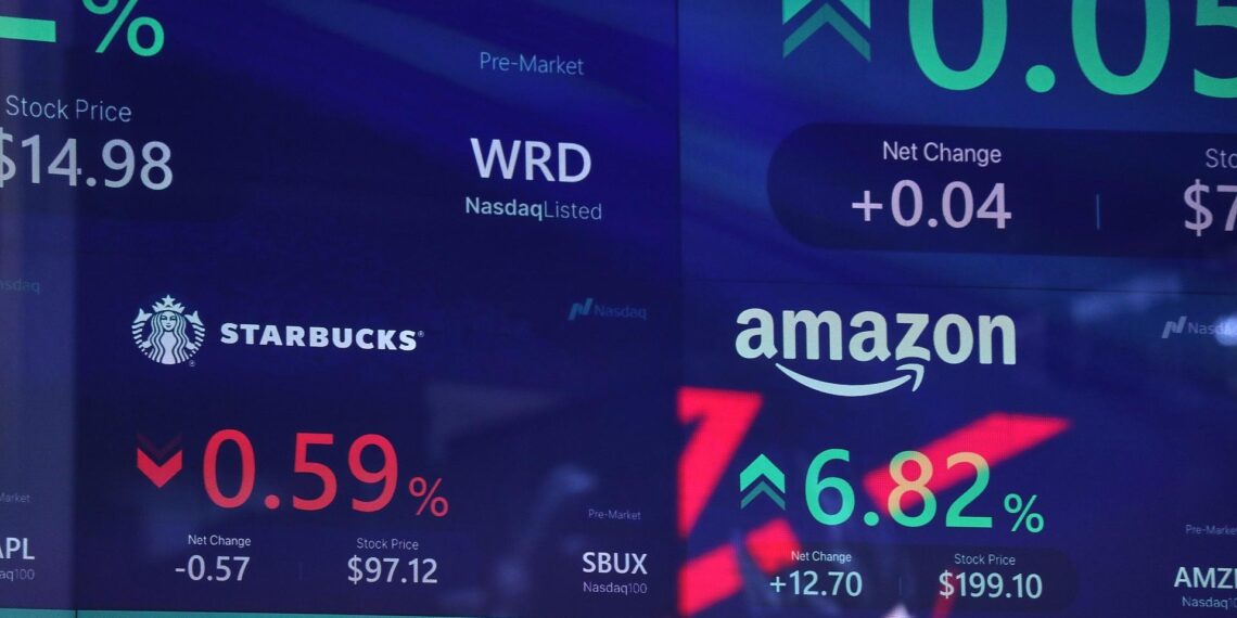 US-Börsen geben nach - Gebanntes Warten auf Zinsentscheid 1 Börsenkurse von Starbucks und Amazon an der Nasdaq (Archiv)