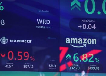 Börsenkurse von Starbucks und Amazon an der Nasdaq (Archiv)