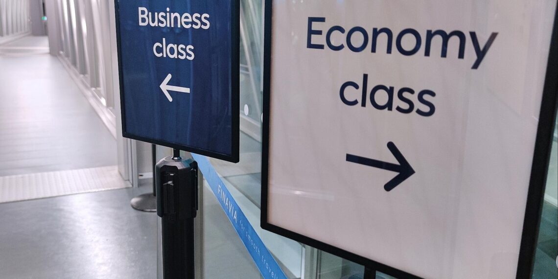 Bundestagsabgeordnete dürfen wieder mehr Business-Class fliegen 1 Wegweiser für Business Class und Economy Class (Archiv)