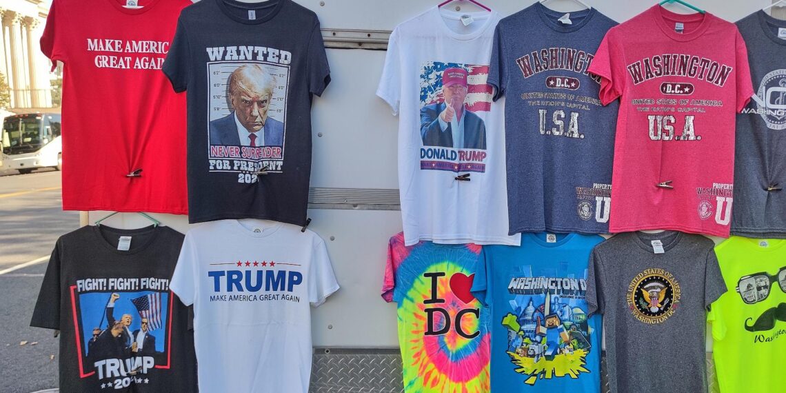 Grüne kritisieren AfD-Vernetzung mit MAGA-Bewegung 1 Donald-Trump-T-Shirts (Archiv)