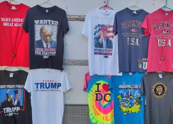Grüne kritisieren AfD-Vernetzung mit MAGA-Bewegung 2 Donald-Trump-T-Shirts (Archiv)