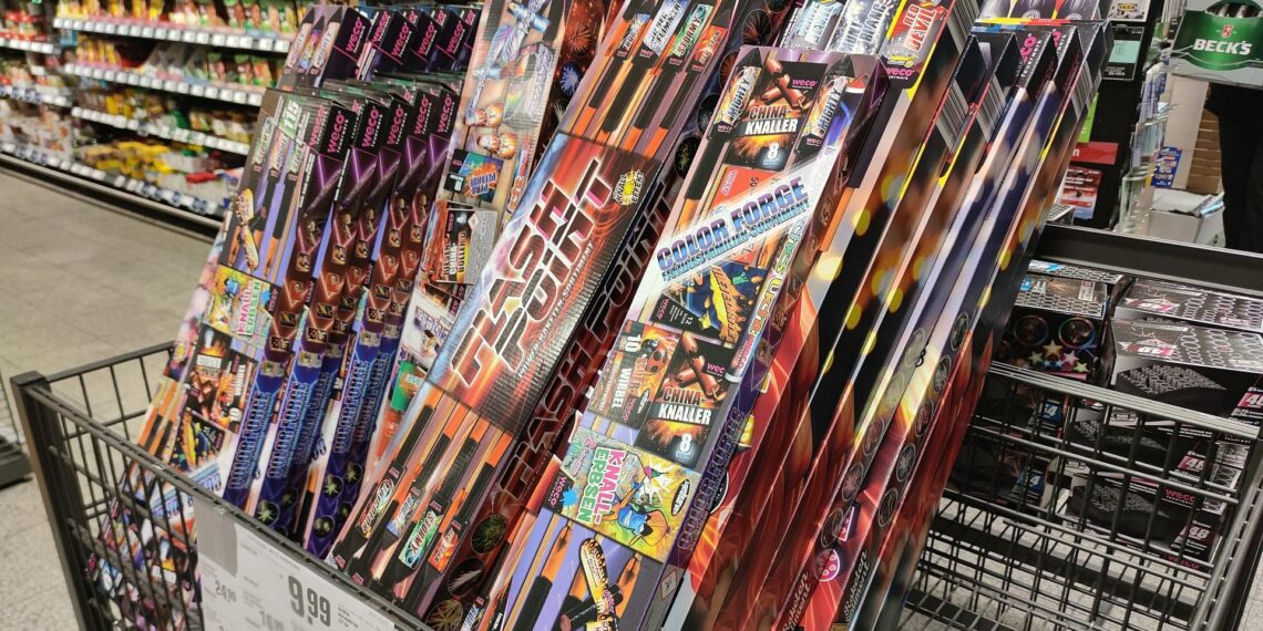 GdP pocht auf Böllerverbot und besseren Schutz von Polizisten 1 Feuerwerksverkauf (Archiv)