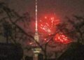 Luftretter plädieren für Böllerverbot an Silvester 9 Silvesterfeuerwerk am Berliner Fernsehturm