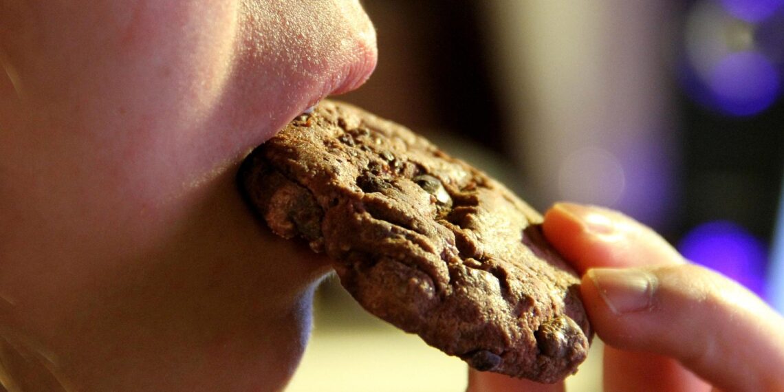Ritter Sport beklagt "Schokoladenkrise" 1 Junges Mädchen isst einen Schokoladenkeks (Archiv)