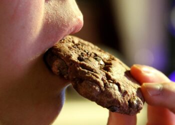 Ritter Sport beklagt "Schokoladenkrise" 2 Junges Mädchen isst einen Schokoladenkeks (Archiv)