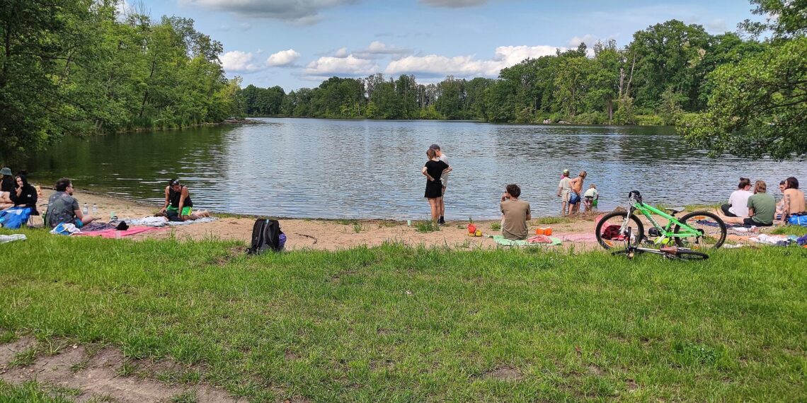 Deutschland erlebte 2025 extrem warmes und sonniges Jahr 1 Badestrand (Archiv)
