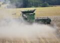 Landwirtschaft kämpft mit stagnierenden Gewinnen und Preisdruck 8 Mähdrescher (Archiv)