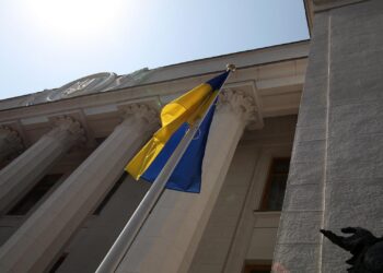 Bundesregierung sieht Entscheidung über Wahlen allein bei Ukraine 2 Ukrainische Flagge vor dem Parlament in Kiew (Archiv)