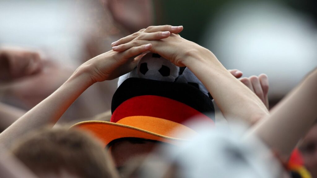 Fußballfan der Deutschen Fußball-Nationalmannschaft (Archiv)