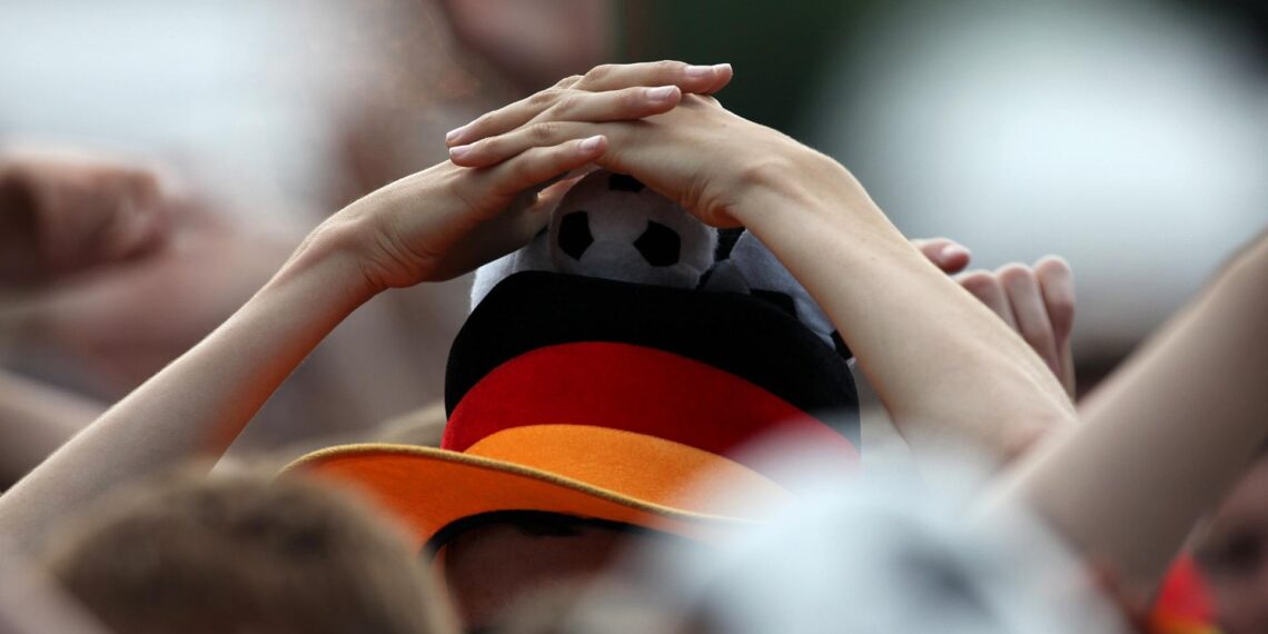 Fußballfan der Deutschen Fußball-Nationalmannschaft (Archiv)