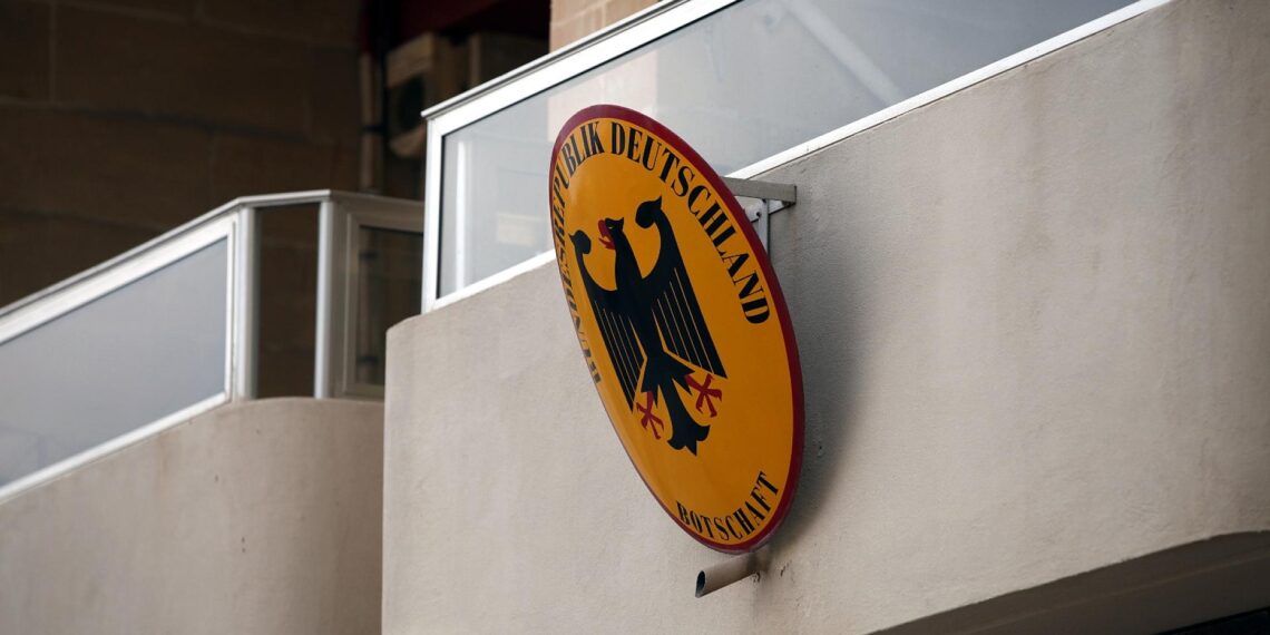 Weniger "Chancenkarten" für Fachkräfte als erwartet ausgegeben 1 Deutsche Botschaft im Ausland (Archiv)