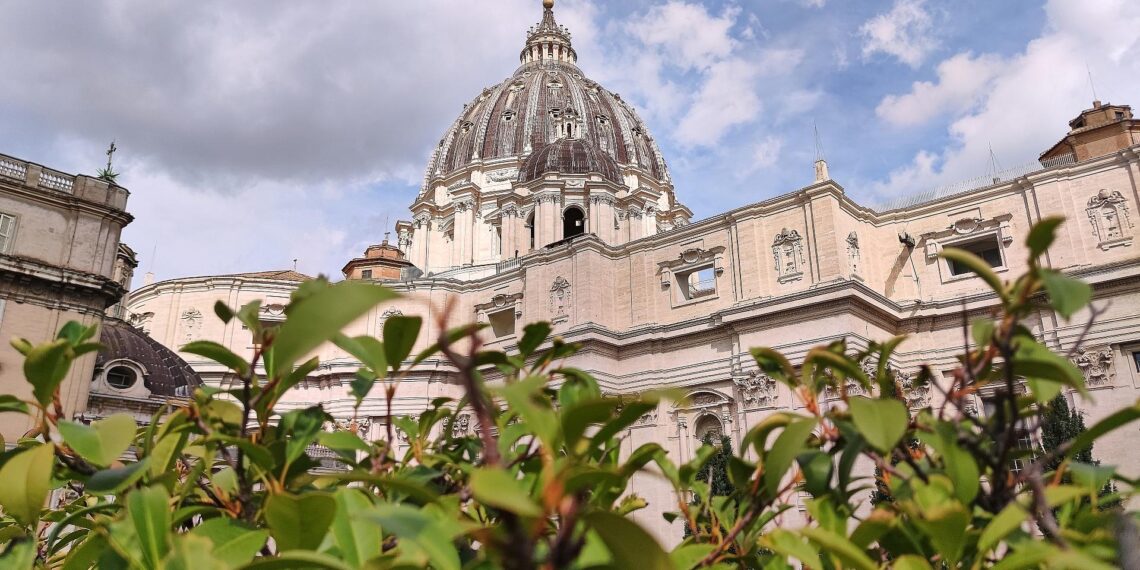 Katholische Laien drängen Vatikan auf Diakoninnenweihe 1 Petersdom im Vatikan (Archiv)