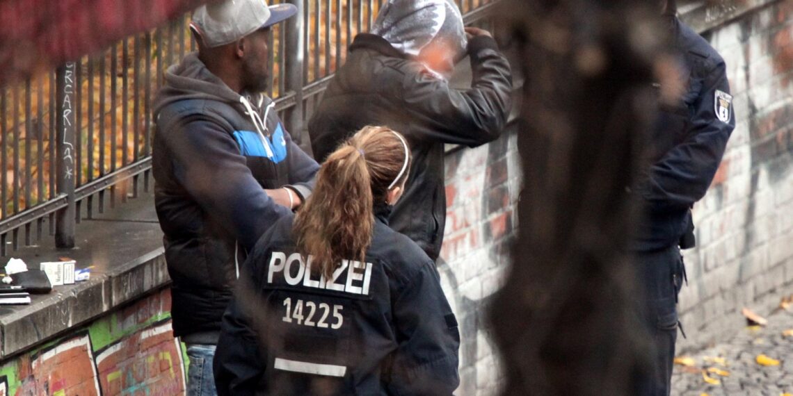 Polizei kontrolliert Drogendealer (Archiv)