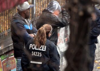 Polizei kontrolliert Drogendealer (Archiv)