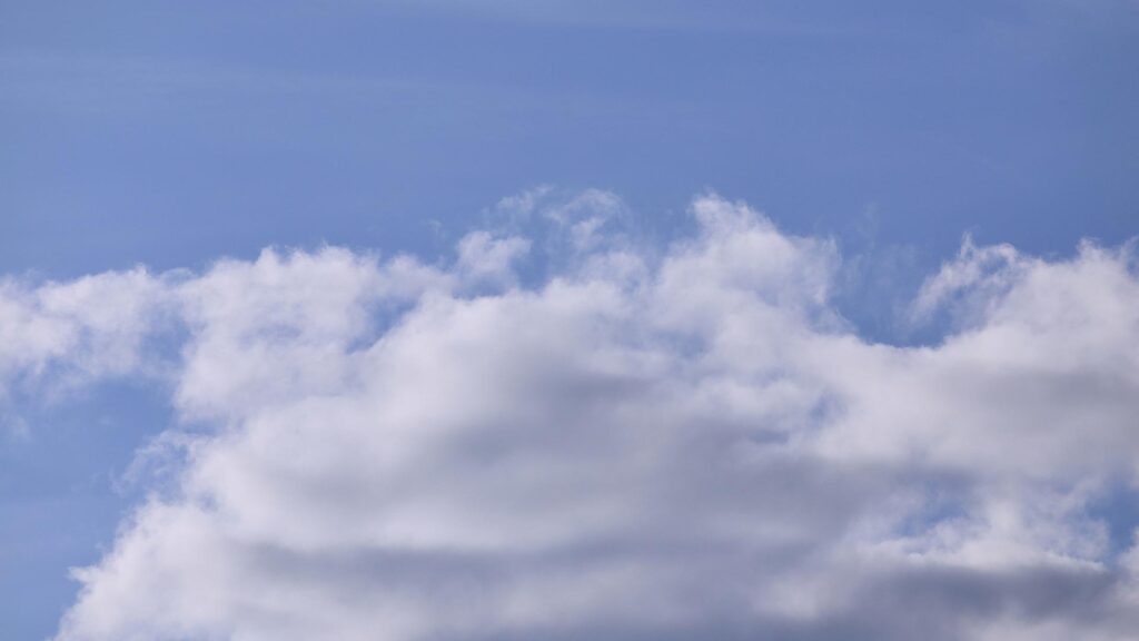 Blauer Himmel mit Wolken (Archiv)