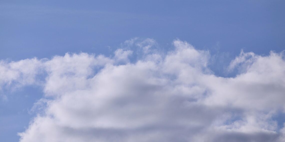 Forscher finden Hinweis auf Treibhausgas-Leck in Süddeutschland 1 Blauer Himmel mit Wolken (Archiv)