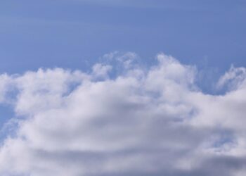 Blauer Himmel mit Wolken (Archiv)