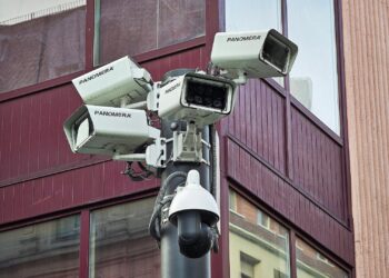 Özdemir fordert Sicherheitskonzept für "unsichere Orte" 3 Überwachungskameras (Archiv)