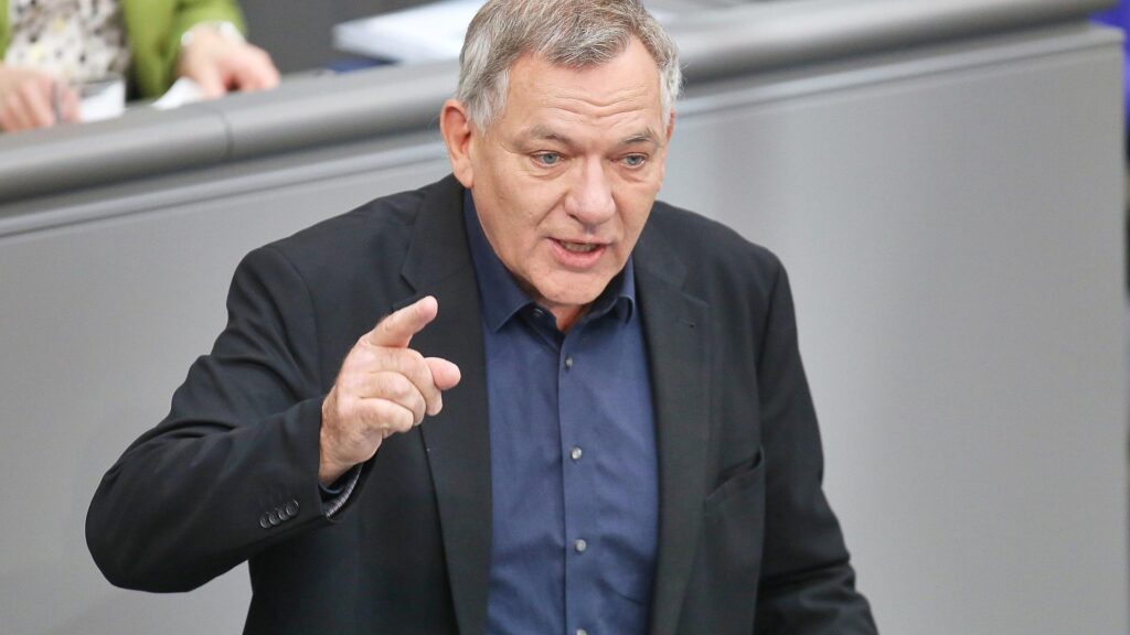 Van Aken fordert Ersatzfeiertage für 2026 2 Jan van Aken (Archiv)