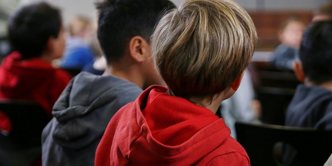 Regionale Unterschiede bei Kinderrechte-Umsetzung weiter groß 1 Kinder in einer Schule (Archiv)