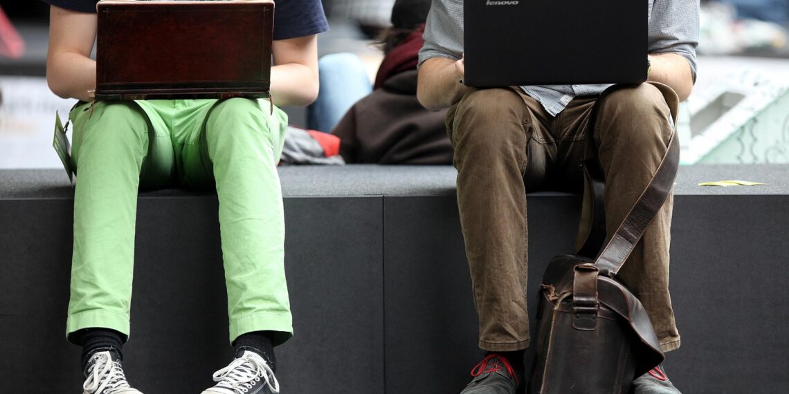 Zwei Männer surfen im Internet (Archiv)