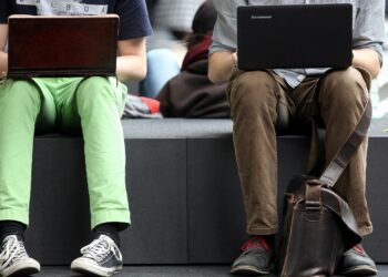 Zwei Männer surfen im Internet (Archiv)