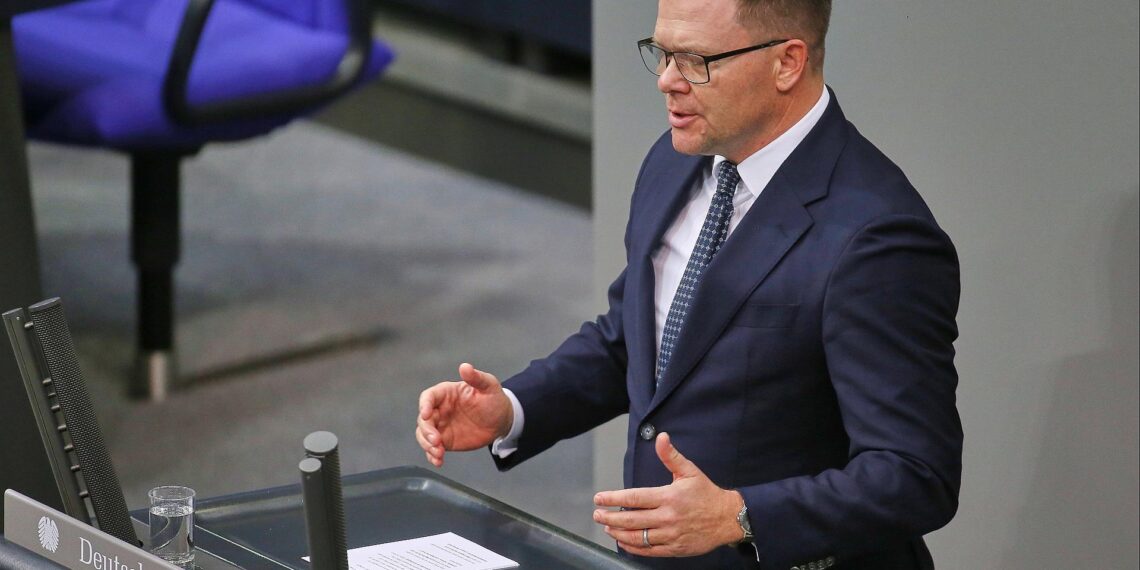 Schneider will härter gegen Billigpakete aus China vorgehen 1 Carsten Schneider (Archiv)