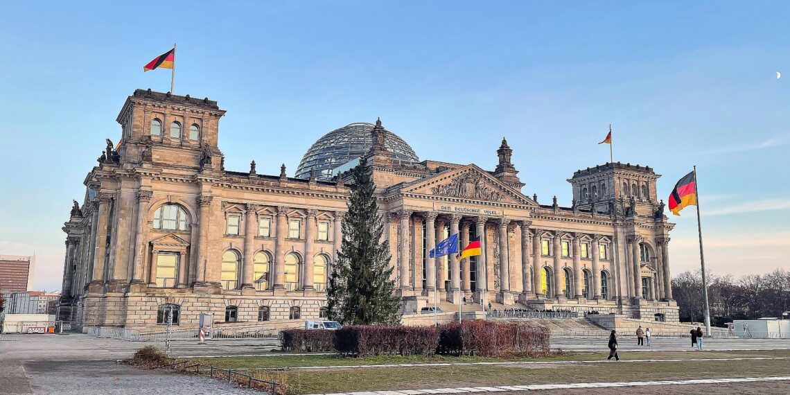 Trotz Verkleinerung: Kosten für Bundestag steigen weiter 1 Reichstagsgebäude (Archiv)