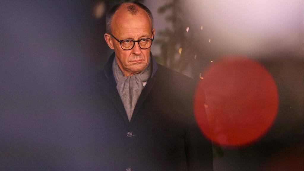 Friedrich Merz vor einem Weihnachtsbaum (Archiv)