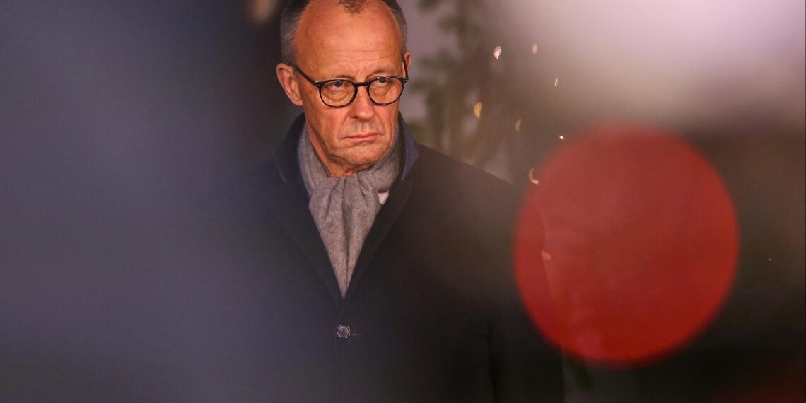 Friedrich Merz vor einem Weihnachtsbaum (Archiv)